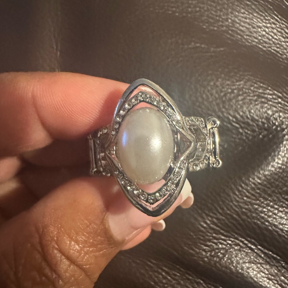 NWOT - Beautiful and classy silver tone pearl ring